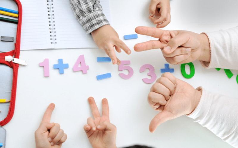 So sánh phương pháp học Toán Finger Math và Soroban