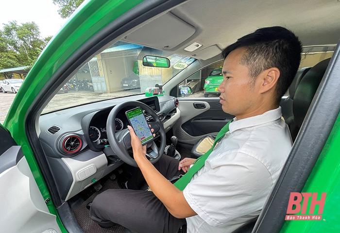 Nhân viên lái xe taxi Công ty TNHH Mai Linh Thanh Hóa ứng dụng app Lái xe Mai Linh đón, trả khách.