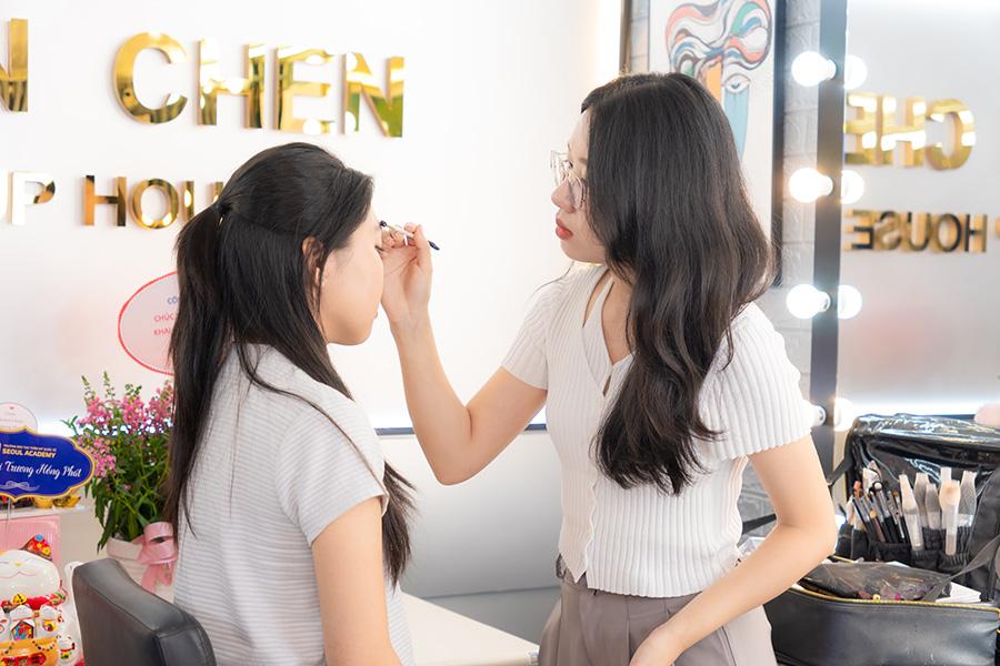 Tìm hiểu về giáo trình make up chuyên nghiệp có những gì?